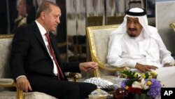 Presiden Turki Recep Tayyip Erdogan (kiri) saat bertemu Raja Saudi Salman di Jeddah, Saudi Arabia, 23 Juli tahun lalu (foto: dok). Erdogan-Salman membahas pembentukan Pokja bersama kasus hilangnya wartawan dalam pembicaraan telepon.