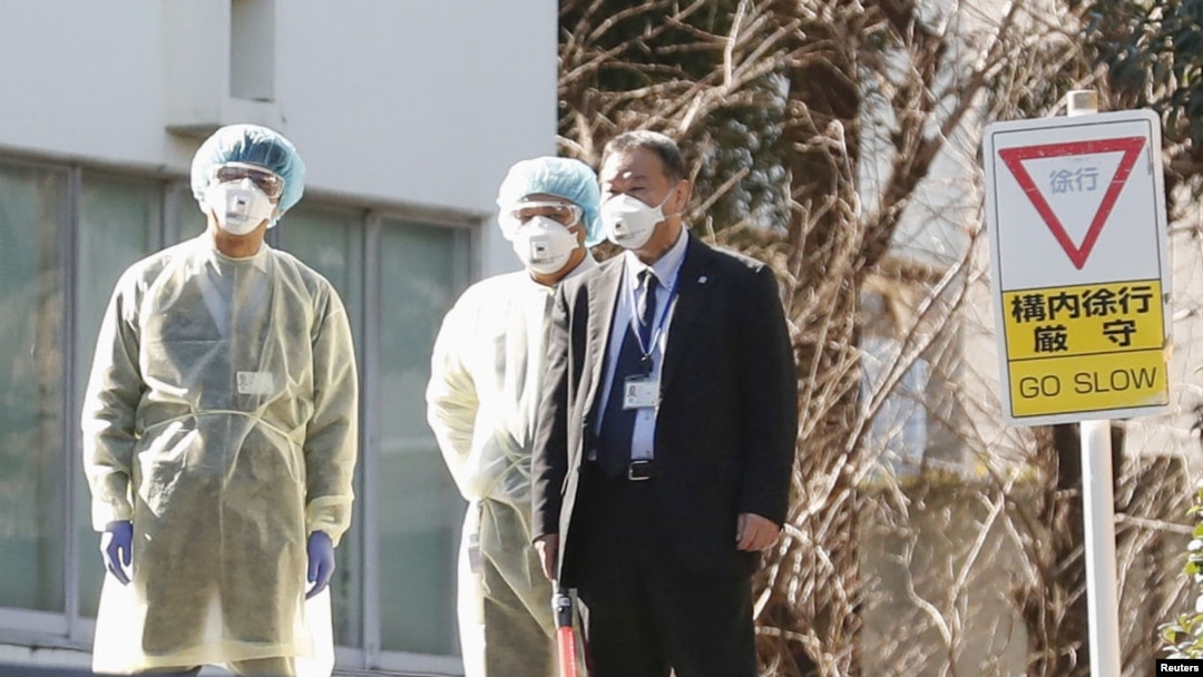 日本衛生官員戴著防疫口罩在東京的國立國際醫療研究中心等候從武漢撤回國的日本僑民。（2020年1月30日） 