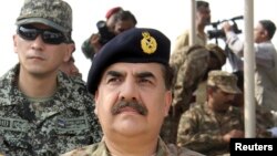  دپاکستاني پوځ دمطبوعاتي څانګې( ايي ايس پي ار) ترمخه دخزانې وزير اسحاق ډار، دکورنو چارو وزير چوهدري نثار علي خان او دپنجاب وزيراعلي شهباز شريف دزيارت په ورځ جنرال راحيل شريف سره ارمي هاوس اسلام اباد کې ليدنه کړې ده.