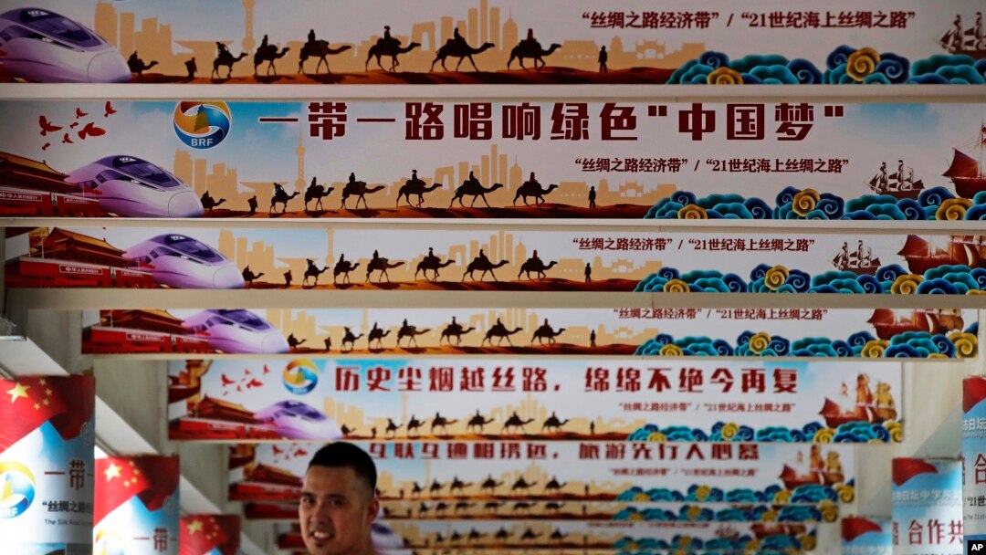 Xitoyning "Bir kamar, bir yo'l" iqtisodiy loyihasi aks etgan bannerlar, Pekin, Xitoy, 2018-yil, 29-iyun