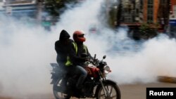 Manifestantes pró-reforma participam numa manifestação contra o governo, no Quénia