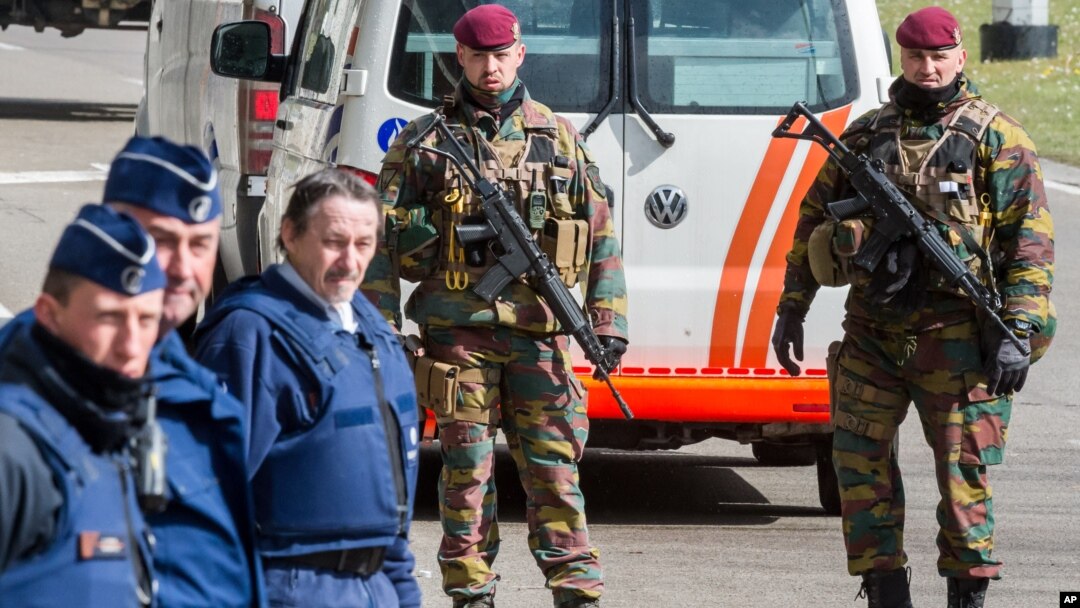 Polisi dan pasukan khusus Belgia melakukan pengamanan di luar bandara Zaventem di Brussels, 29/3 (foto: dok).