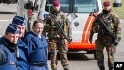 Polisi dan pasukan khusus Belgia melakukan pengamanan di luar bandara Zaventem di Brussels, 29/3 (foto: dok).