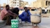 Préparation d'une boisson sénégalaise traditionnelle "café Touba" pour servir à la rupture du jeûne pendant le mois sacré de l'Islam du Ramadan le 17 mai 2018, dans le village de Soumbedioune à Dakar.