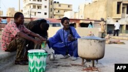 Préparation d'une boisson sénégalaise traditionnelle "café Touba" pour servir à la rupture du jeûne pendant le mois sacré de l'Islam du Ramadan le 17 mai 2018, dans le village de Soumbedioune à Dakar.