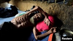 Seorang pria lansia Muslim Rohingya berbaring di tendanya di kamp pengungsi Kutupalong di Cox's Bazar, Bangladesh. 