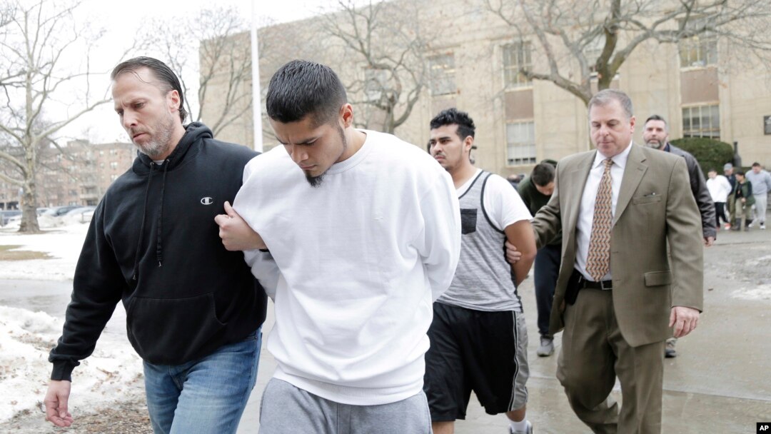 Para tersangka anggota geng MS-13 dikawal sejumlah petugas keamanan di Mineola, New York, 11 Januari 2018. 