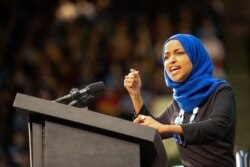 Perwakilan Minnesota Ilhan Omar, yang juga seorang Muslim AS, di The Saint Paul River Center pada 2 Maret 2020 di Saint Paul. (Foto: AFP)