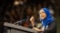 La représentante du Minnesota Ilhan Omar s'adresse à la foule lors d'un rassemblement pour le sénateur du Vermont Bernie Sanders au Saint Paul River Centre le 2 mars 2020 à Saint Paul, Minnesota, États-Unis.
