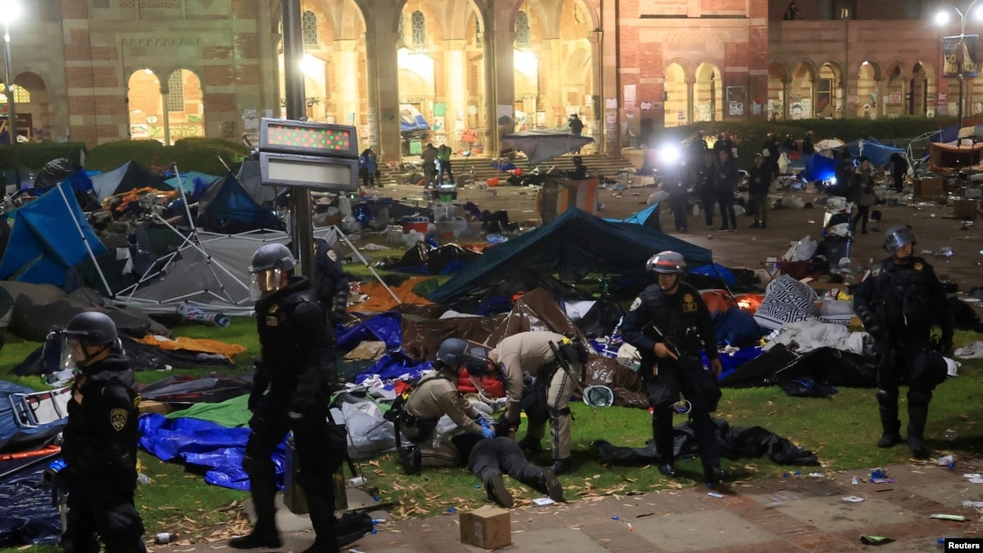 Policija hapsi demonstrante dok se demontira kamp podrške Palestincima na Univerzitetu Kalifornije u Los Anđelesu (UCLA) (Foto: REUTERS/David Swanson)