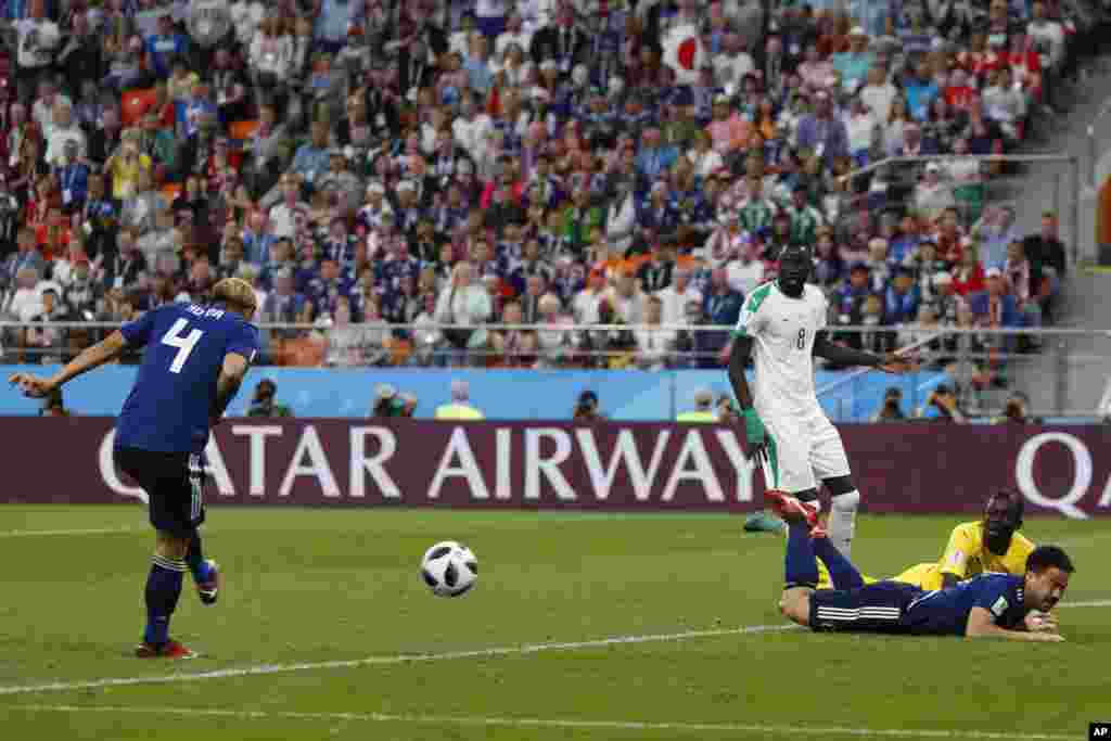 Mchezaji wa Japan Keisuke Honda, kushoto, akifunga goli wakati wa mechi ya kundi H kati ya Japan na Senegal.