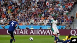 Keisuke Honda de Japón, izquierda, anota el segundo gol de su equipo durante el partido del grupo H entre Japón y Senegal en la Copa Mundial de fútbol 2018 en el Yekaterinburg Arena en Ekaterimburgo, Rusia, el domingo 24 de junio de 2018. (AP Photo / Eugene Hoshiko)