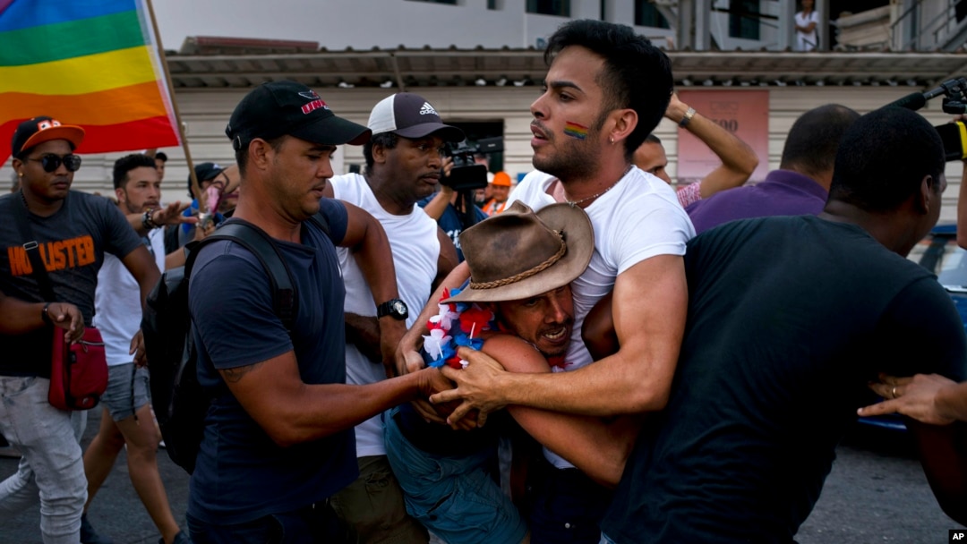 Polisi Kuba menangkap aktivis hak-hak gay yang berpartisipasi dalam sebuah pawai tanpa izin di Havana, 11 Mei 2019.
