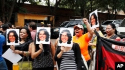 Berta Cáceres, ganadora del prestigioso premio ambiental Goldman, por dirigir las protestas contra un proyecto hidroeléctrico en las ancestrales tierras de su pueblo Lenca, fue asesinada en marzo de 2016. 