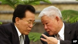 资料照：中国全国政协原副主席、原广东省长叶选平（右）在北京人大会堂与广东省前省长卢瑞华交谈。