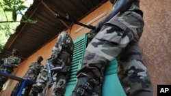 Soldiers stand guard outside the office of Salou Djibo, leader of the coup that overthrew Niger's president Mamadou Tandja in Niamey, 21 Feb 2010