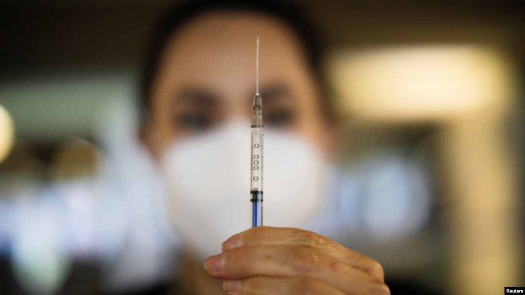 Una trabajadora de la salud sostiene una jeringa con una dosis de la vacuna contra la enfermedad del coronavirus Sputnik V (COVID-19) en la Arena Ciudad de México, en la Ciudad de México, México, 20 de julio de 2021. REUTERS / Luis Cortes
