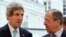 AQSh Davlat kotibi Jon Kerri (chapda) va Rossiya Tashqi ishlar vaziri Sergey Lavrov