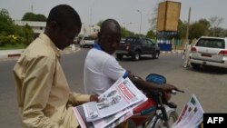 Un homme lit le journal dans une rue à N'djamena, le 12 avril 2016.