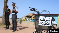 Des policiers surveillent la plage d'Hammamet, en Tunisie, le 18 juin 2016.