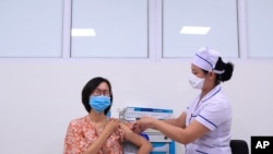 ຜູ້ຍິງຄົນນຶ່ງໄດ້ຮັບການສັກຢາວັກຊີນ AstraZeneca COVID-19, ໃນນະຄອນຫລວງຮາໂນ່ຍ, ປະເທດຫວຽດນາມ, ວັນທີ 27 ມິຖຸນາ, ປິ 2021.