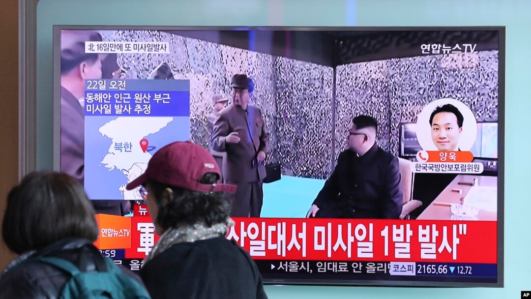 북한이 원산비행장 일대에서 미사일을 발사한 22일 한국 서울역 광장에 설치된 TV에서 관련 보도가 나오고 있다. 