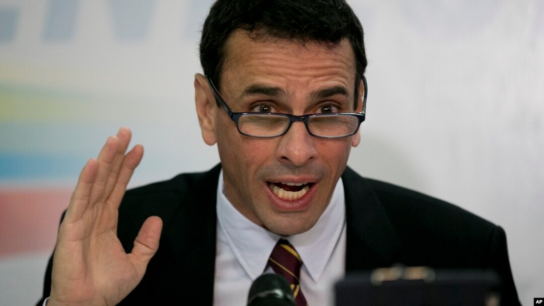 Tư liệu - Nhà lãnh đạo đối lập Henrique Capriles phát biểu trong một cuộc họp báo ở Caracas, Venezuela, ngày 11 tháng 1, 2017.