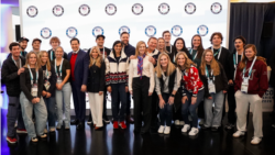 مارکو روبیو، وزیر خارجۀ ایالات متحده با گروهی از ورزشکاران امریکایی شرکت کننده در المپیک زمستانی ۲۰۲۶