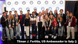 مارکو روبیو، وزیر خارجۀ ایالات متحده با گروهی از ورزشکاران امریکایی شرکت کننده در المپیک زمستانی ۲۰۲۶