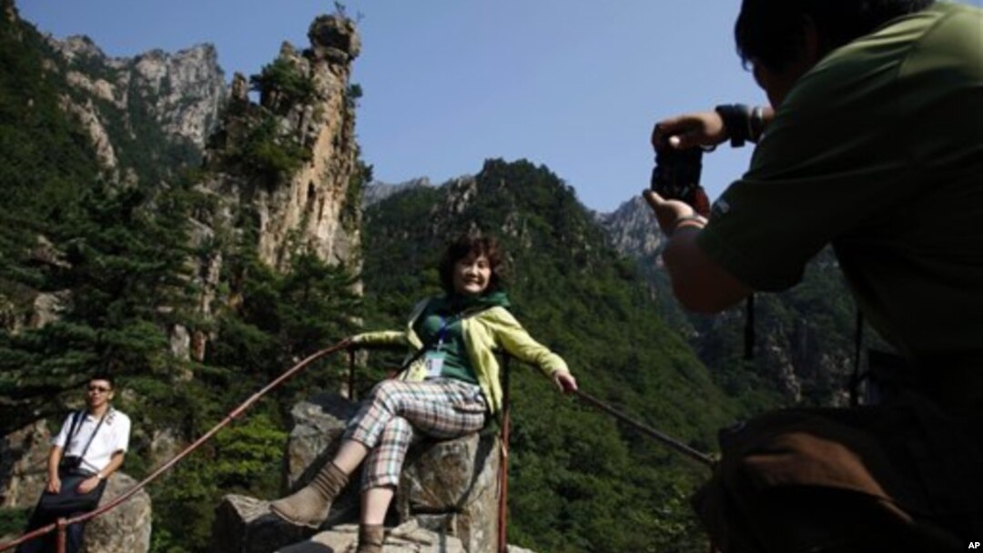 Seorang turis China tampak berpose di taman wisata Gunung Kumgang, tujuan utama wisatawan di Korea Utara (foto: dok). Pariwisata Korea Utara dari China tidak terpengaruh oleh ketegangan politik di sana. 