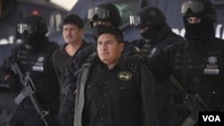 La policía escolta a Flavio Mendez Santiago, alias "El Amarillo", líder fundador de los Zetas, tras ser capturado.