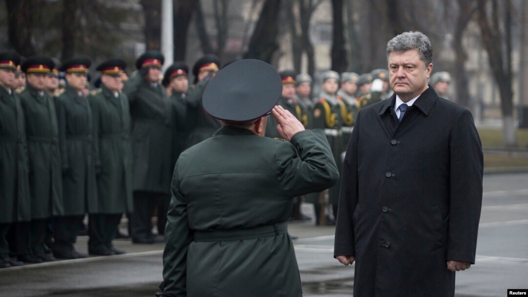 Ukraina rahbari Petro Poroshenko Kiyevda Milliy mudofaa universitetida bo'ldi. 27-fevral, 2015-yil.