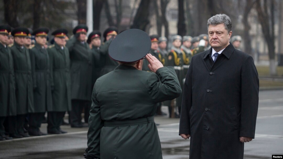 Presiden Ukraina Petro Poroshenko mengunjungi National Defence University di Kyiv (27/2). (Reuters/Mykhailo Markiv)