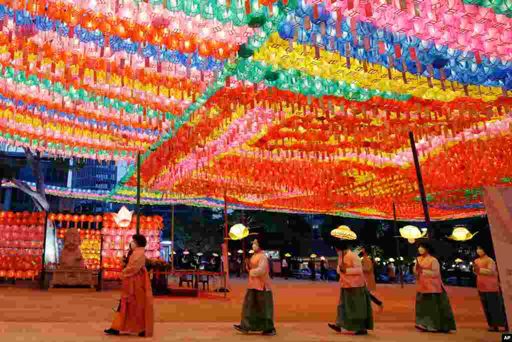 بوداییان با حمل فانوس‌هایی در یک معبد در سئول برای جشن تولد بودا در ، کره جنوبی در چند روز آینده آماده می‌شوند.