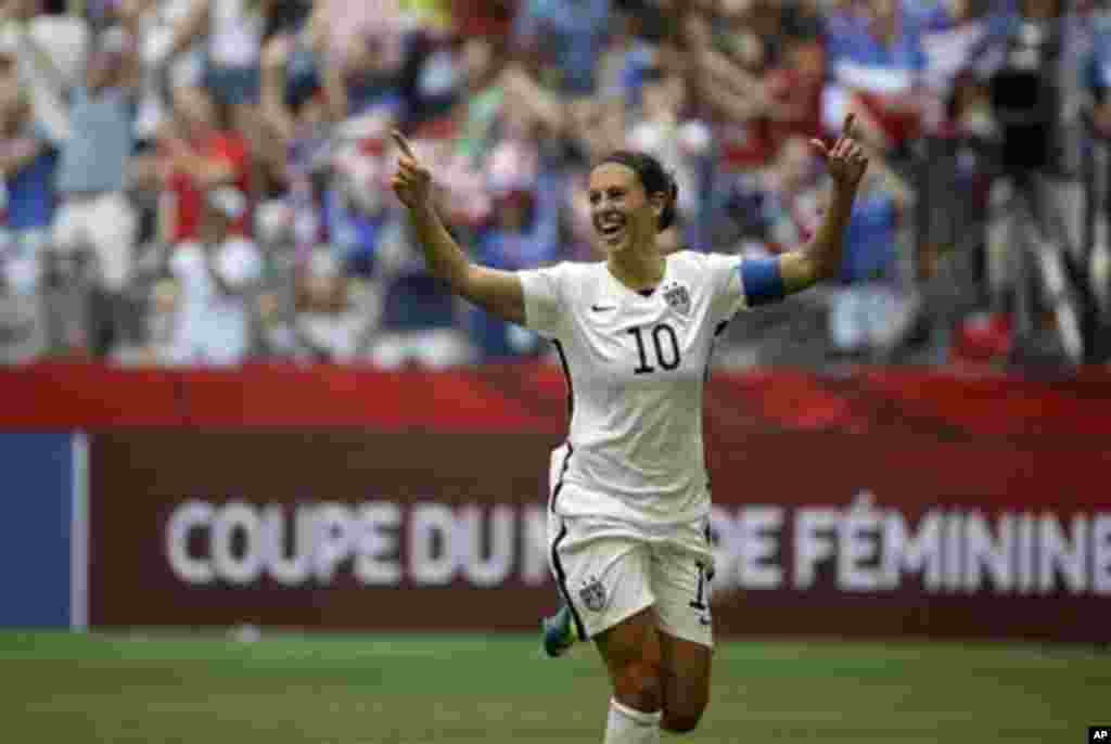 Penyerang dari timnas AS Carli Llyod merayakan gol ketiganya pada babak pertama partai final melawan Jepang di Vancouver (5/7). (AP/Elaine Thompson)