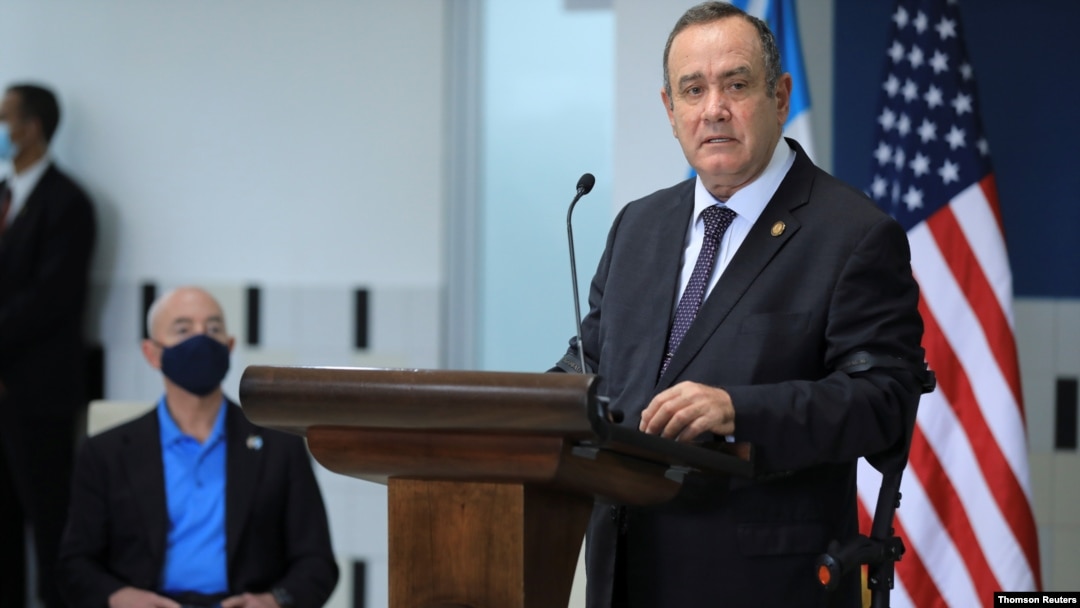 El presidente Alejandro Giammattei en un intercambio con la prensa cuando, a inicios de julio de 2021, el más alto funcionario de Seguridad Nacional de EE. UU. visitó la nación centroamericana.