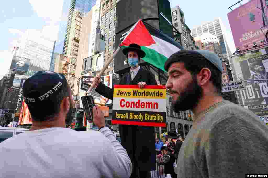 미국 뉴욕시 타임즈스퀘어에서 친팔레스타인 초정통 유대인 시위대가 친이스라엘 시위대와 논쟁하고 있다.