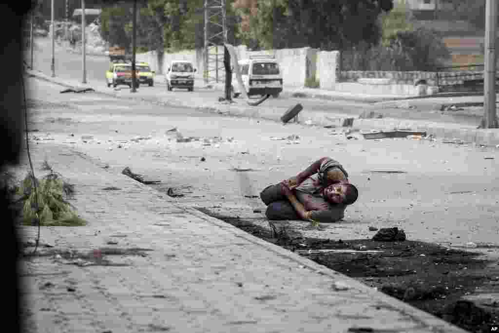 Un civil herido en el estómago por francotiradores del gobierno.