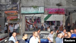 Dân chúng tụ tập quanh địa điểm vừa xảy ra vụ nổ xe cài bom trong quận Jaramana nằm về hướng đông nam thủ đô Damascus, Syria, 6/8/13