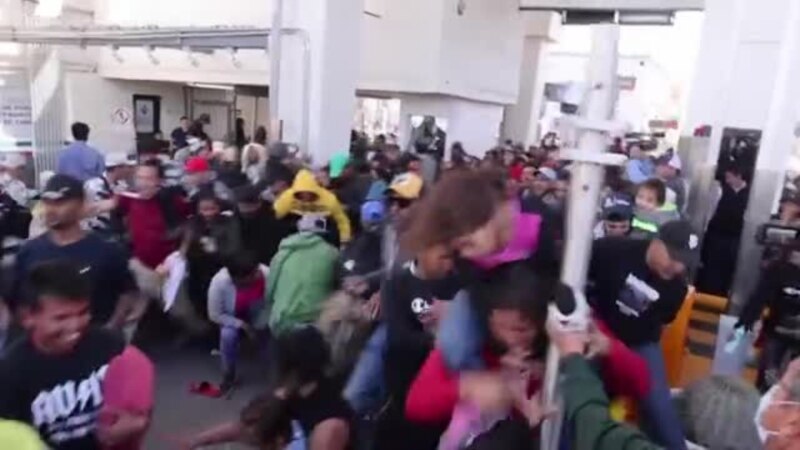Migrantes intentan entrar masivamente por la frontera de EEUU