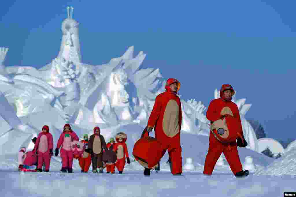 اس برفیلے میلے کے لیے رقص کا بھی اہتمام کیا گیا ہے۔ زیرِ نظر تصویر میں رقص کی مشق کے لیے آئے فن کار اپنے منفرد کاسٹیوم میں ملبوس ہیں۔