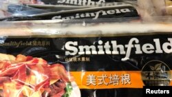 上海一家超市出售的中国拥有的史密斯菲尔德公司的肉类产品。（2017年7月28日）