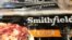 上海一家超市出售的中国拥有的史密斯菲尔德公司的肉类产品。（2017年7月28日）