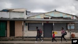 ARCHIVO: Migrantes haitianos llegan a la playa de Necoclí, Colombia, el sábado 7 de octubre de 2023. 