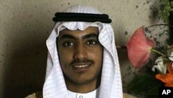 Dalam foto yang diambil dari rekaman video dan dirilis oleh CIA, Hamza bin Laden tampak dalam upacara pernikahannya. Foto dirilis 1 November 2017.