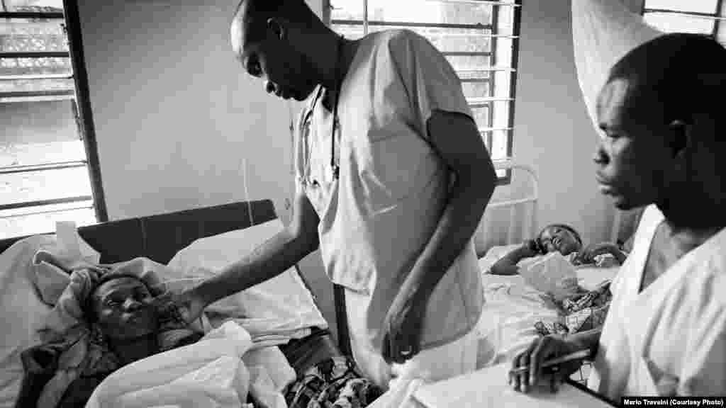 Patrick Luyeye and Selly Bentone (right) examine patient Nadine, 28, at the Centre Hospitalier de Kabinda, Kinshasa, Democratic Republic of Congo. Doctors Without Borders (Médecins sans frontière or MSF) has observed an excessively high number of patients arriving with serious complications resulting from lack of treatment. (MSF/Mario Travaini)