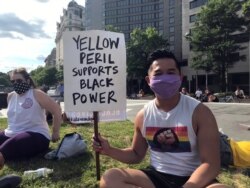 Viet Hoai Tran, 27 t, cầm biểu ngữ "Hiểm họa Da vàng hậu thuẫn Sức mạnh cho người Da đen" ngày 15/6/2020 tại thủ đô Washington. (AFP)