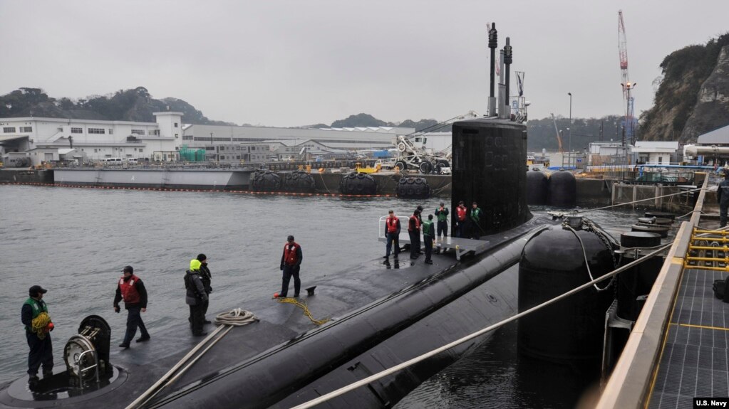 美国海军维吉尼亚级攻击型潜艇USS夏威夷号（船舷号SSN 776)在日本横须贺港靠岸（美国海军2015年2月5日照片）(photo:VOA)