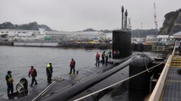 美国海军夏威夷号维吉尼亚级攻击型潜艇在日本横须贺港靠岸（美国海军2015年2月5日照片）