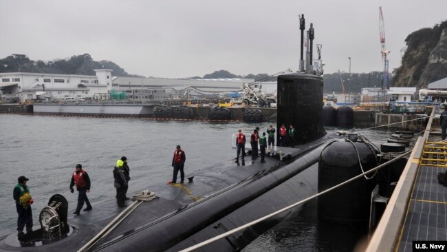 美国海军夏威夷号维吉尼亚级攻击型潜艇在日本横须贺港靠岸（美国海军2015年2月5日照片）
